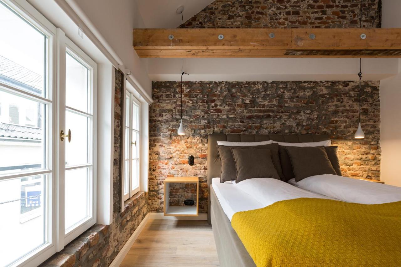 Book a cheap room in Square Rooms 20